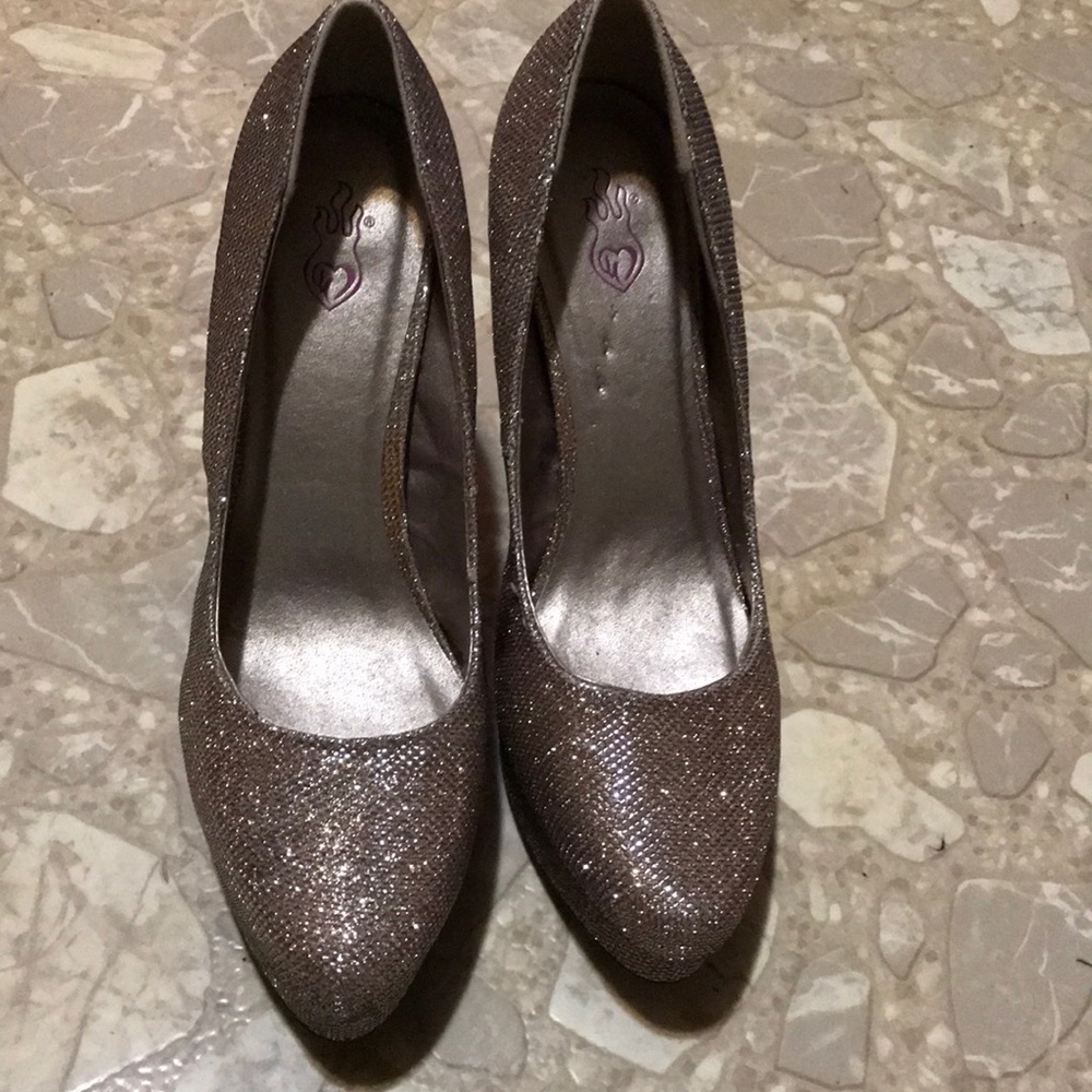NWOT TORRID Sparkling Gold Pumps